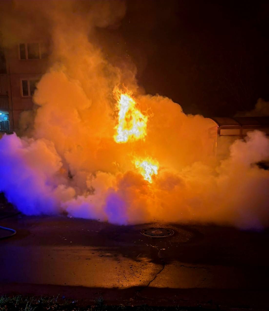 Hasiči zasahovali pri požiari auta v Dunajskej Strede.