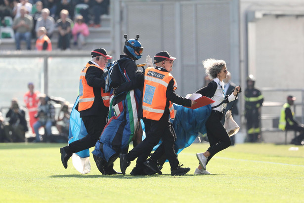 Liga włoska: W trakcie meczu Sassuolo-Inter na boisku wylądował... spadochroniarz [WIDEO]