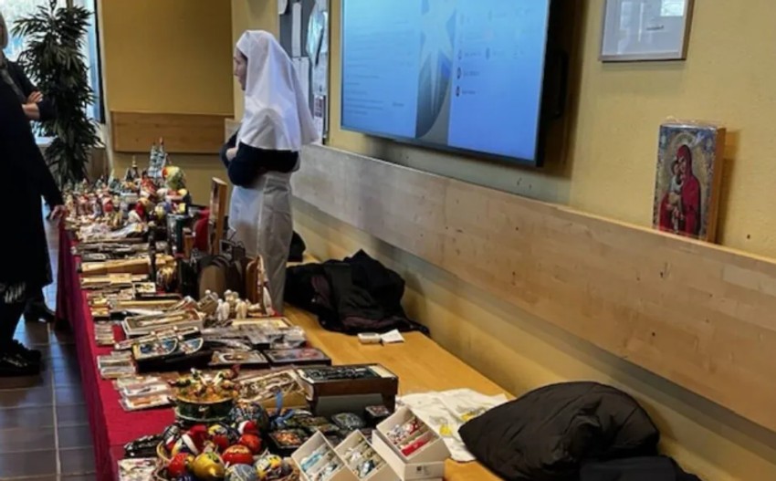 Monahinje iz manastira Svete Elizabete prodaju rukotvorine u švedskom gradu Tebiju