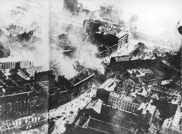 Płonąca, zbombardowana przez Luftwaffe w nalocie dywanowym Warszawa, 24 września 1939 r.