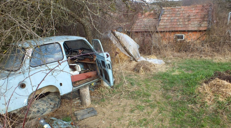 A férfi illegális vadászlest is tartott, melyet egy régi kocsiból épített / Fotó: Police.hu
