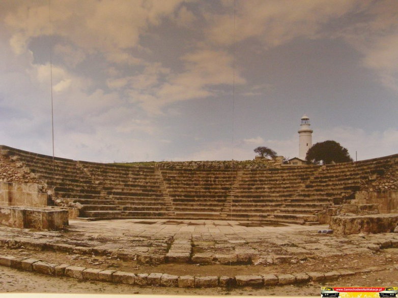 Odeon – starożytny teatr z II w. p.n.e. Zawiera 11 stopni i do dziś odbywają się tu przedstawienia muzyczno-teatralne