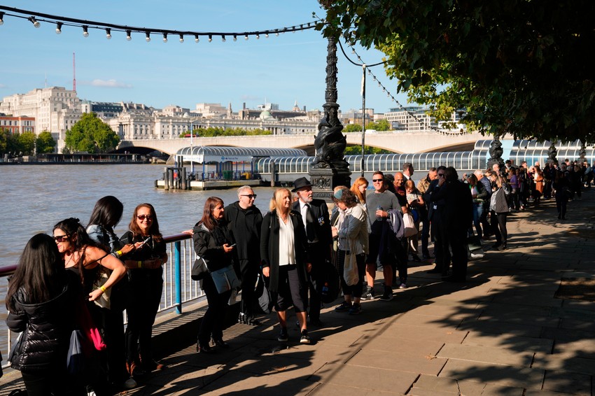 Kilometarski redovi u Londonu za odavanje pošte kraljici Elizabeti