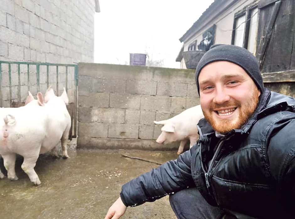Da bi mladima pokazao kako izgleda njegov dan, dok se brine o životinjama, on se sa njima slika i objavljuje na društvenim mrežama