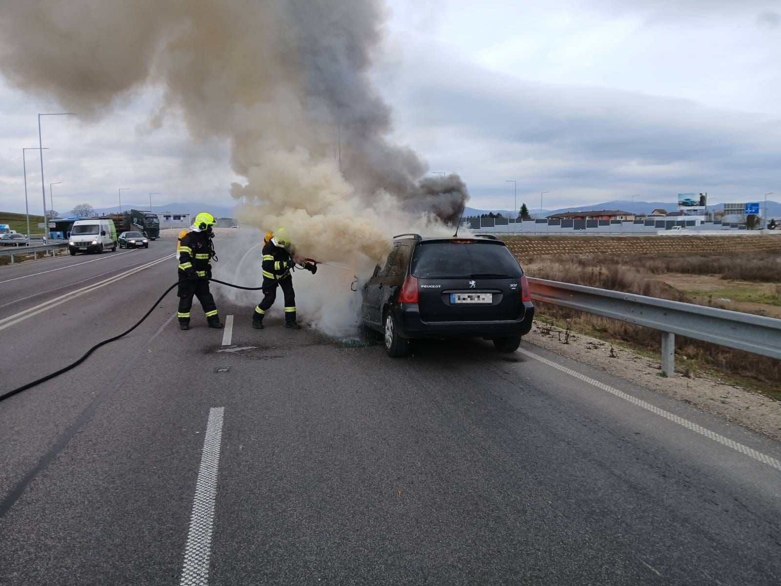 Trenčianski hasiči hasili horiace auto v Trenčianskej Turnej.