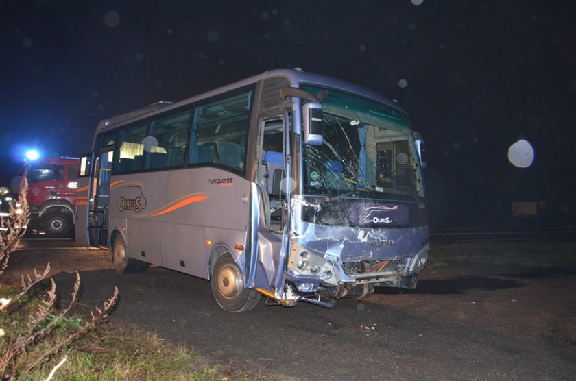 Samochód osobowy wjechał w autokar przewożący młodzież