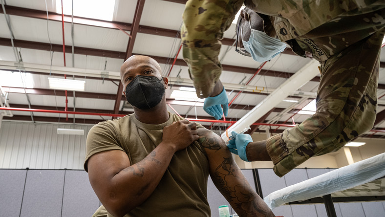 Koronawirus w USA. Armia zaczyna zwalniać niezaszczepionych żołnierzy