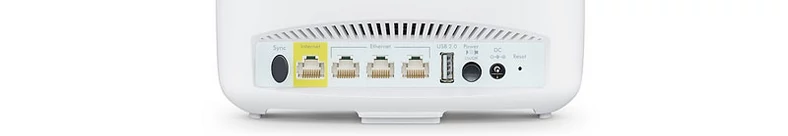 Tylna strona Netgear Orbi: przycisk Sync pozwala dodawać kolejne satelity już po konfiguracji urządzenia. Do gniazda LAN podłączamy kabel od routera, kolejne porty LAN możemy wykorzystać dowolnie. Do tego dochodzi port USB, włącznik i zasilanie. Inne systemy mają mniej łączy