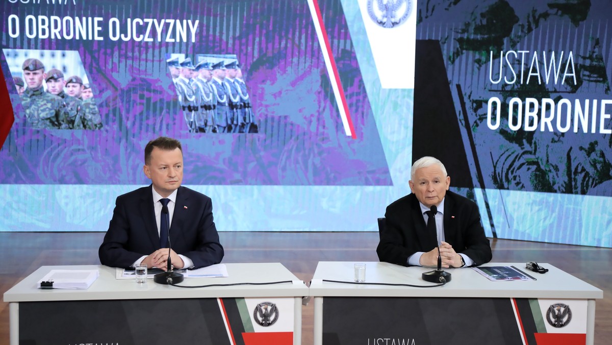 Warszawa, 26.10.2021. Wicepremier, przewodniczący Komitetu Rady Ministrów ds. Bezpieczeństwa Narodowego i Spraw Obronnych Jarosław Kaczyński (P) oraz minister obrony narodowej Mariusz Błaszczak (L) podczas konferencji prasowej w Warszawie, 26 bm. Podczas spotkania politycy zaprezentowali założenia nowej ustawy o obronie ojczyzny. Projektowana ustawa kompleksowo uporządkuje przepisy dotyczące Sił Zbrojnych, zastępując kilkanaście aktów prawnych w tym m.in. ustawę z 1967 roku o powszechnym obowiązku obrony. (mr) PAP/Wojciech Olkuśnik