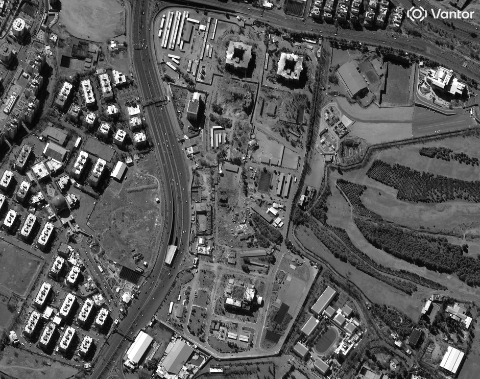 Vazdušni udar na štabove IRGC u Teheranu na satelitskom snimku od 3. marta