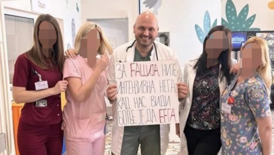 Lekar sa problematičnim transparentom