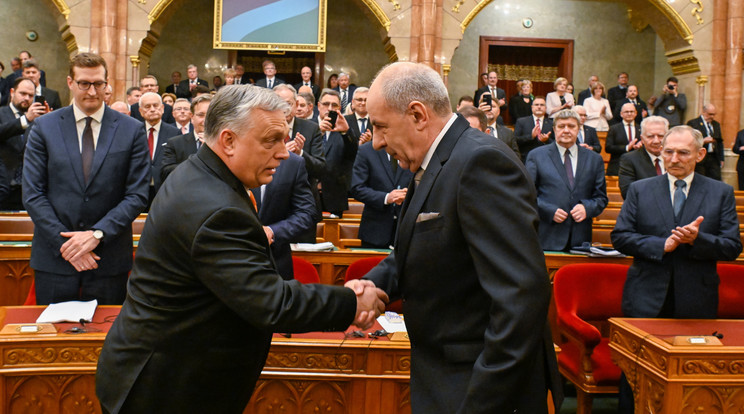 A képen: Orbán Viktor miniszterelnök gratulál Sulyok Tamás megválasztott köztársasági elnöknek az Országgyűlés plenáris ülésén 2024. február 26-án / Fotó: MTI/Koszticsák Szilárd