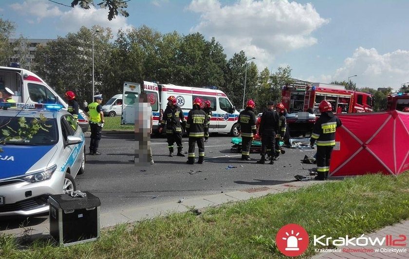 Tragiczny wypadek w Krakowie. Motocyklista zderzył się z seicento