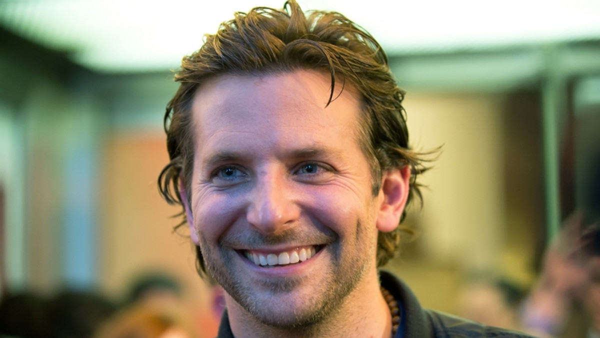 Bradley Cooper zagra u boku Emmy Stone w nowym filmie Camerona Crowe'a. Niezatytułowany jak dotąd projekt będzie nową wersją komedii romantycznej "Deep Tiki".