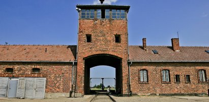 Co za głupota! Piłkarz świętował urodziny na torach w Auschwitz