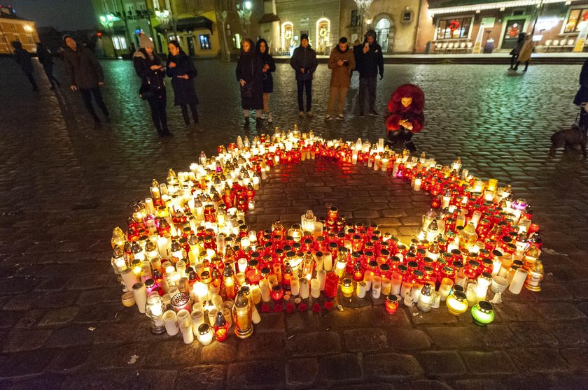 Polacy oddają hołd tragicznie zmarłemu prezydentowi. Poruszające zdjęcia