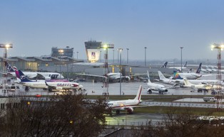 Opłaty terminalowe na lotniskach w 2022 roku wzrosną. W Warszawie do 450 zł, na innych do 1 tys. zł
