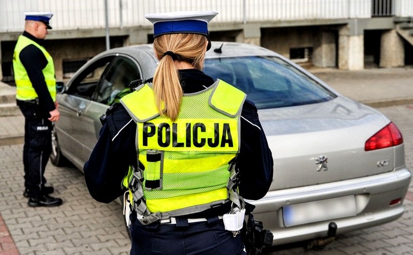 Policja kontroluje kierowcę