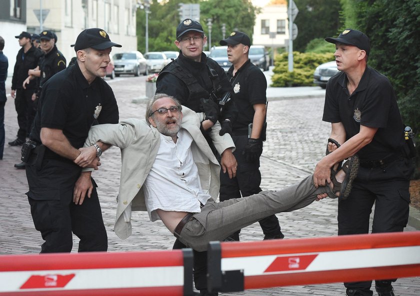 Strażnik krzyczał, że chcą zabrać mu broń. Był pijany!