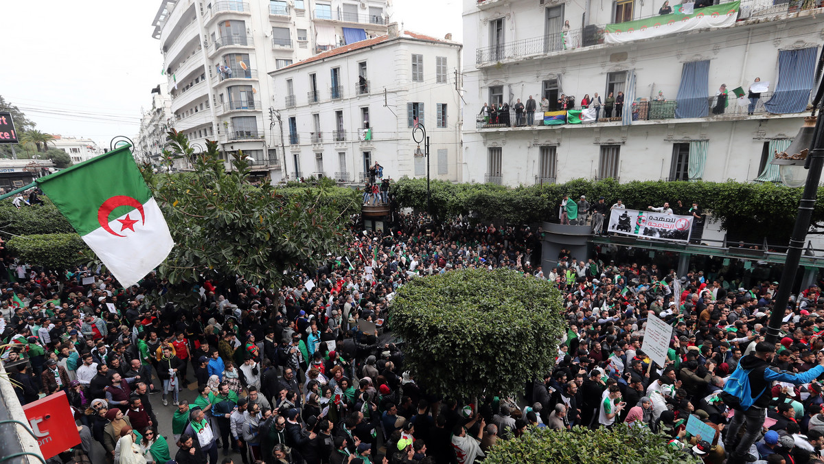 Algierska policja zatrzymała wczoraj 195 osób biorących udział w demonstracjach - podała państwowa telewizja. Około milion osób wzięło udział w antyprezydenckich protestach w stolicy, Algierze - wynika z niepotwierdzonych informacji dziennika "El Watan".