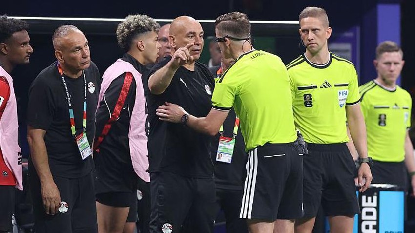 Selektor Egipta Hosam Hasan dobio je žuti karton zbog protesta posle pobedonosnog gola Argentine | Foto: Getty Images