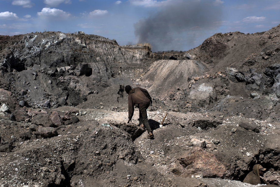 Creuseur, czyli kopacz, wspina się po zboczu kopalni miedzi i kobaltu w Kawamie, w Demokratycznej Republice Konga 8 czerwca 2016 r. 