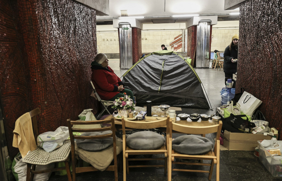 Jak wygląda życie w stacjach kijowskiego metra, które zostały przerobione na schrony