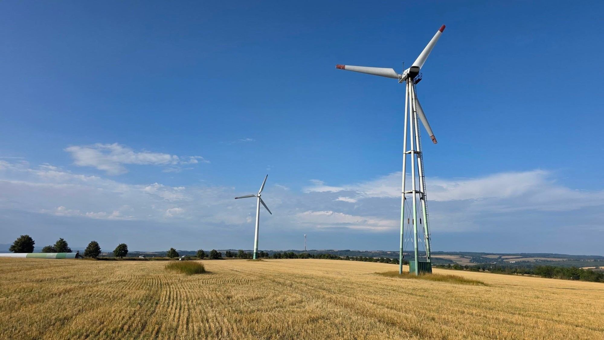Pri meste Potštát v Olomouckom kraji v Česku spadla 30-metrová veterná elektráreň.