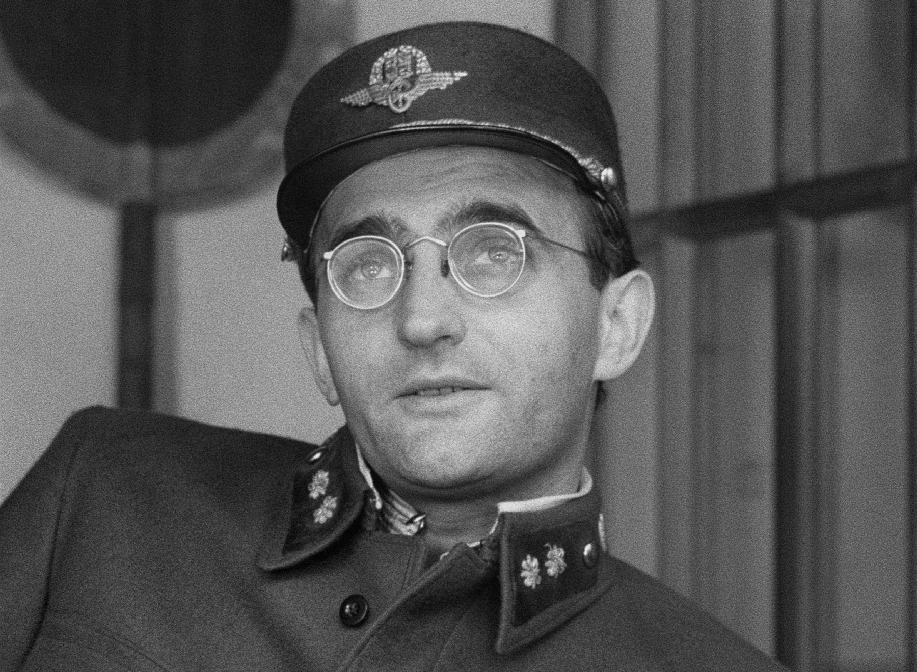 Český herec Josef Somr vo filme Ostře sledované vlaky.