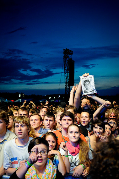 Publiczność pod sceną na festiwalu Heineken Open'er (fot. Artur Rawicz/Onet)