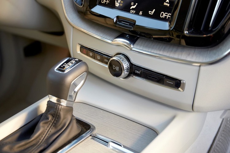 Volvo jak zwykle zatroszczyło się też o wrażenia estetyczne. Deska rozdzielcza XC60 jest wykonana z drewna, skóry i metalu. Samochód został wyposażony w nowy cztero-strefowy system klimatyzacji z systemem oczyszczania wnętrza CleanZone.