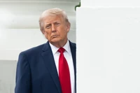 Donald Trump zapada w drzemki, gubi wątek. I ukrywa objawy choroby