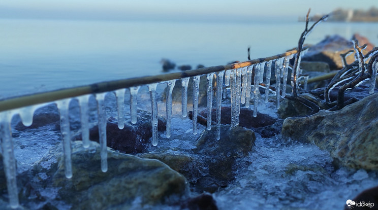 Már jegesedik a Balaton a part közelében /Fotó: Időkép