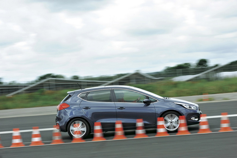 Hyundai i30 kontra Kia cee'd zbliżona technika, różne