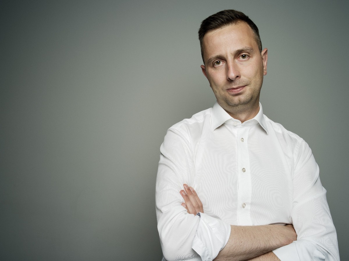 Władysław Kosiniak-Kamysz stojący z założonymi rękami