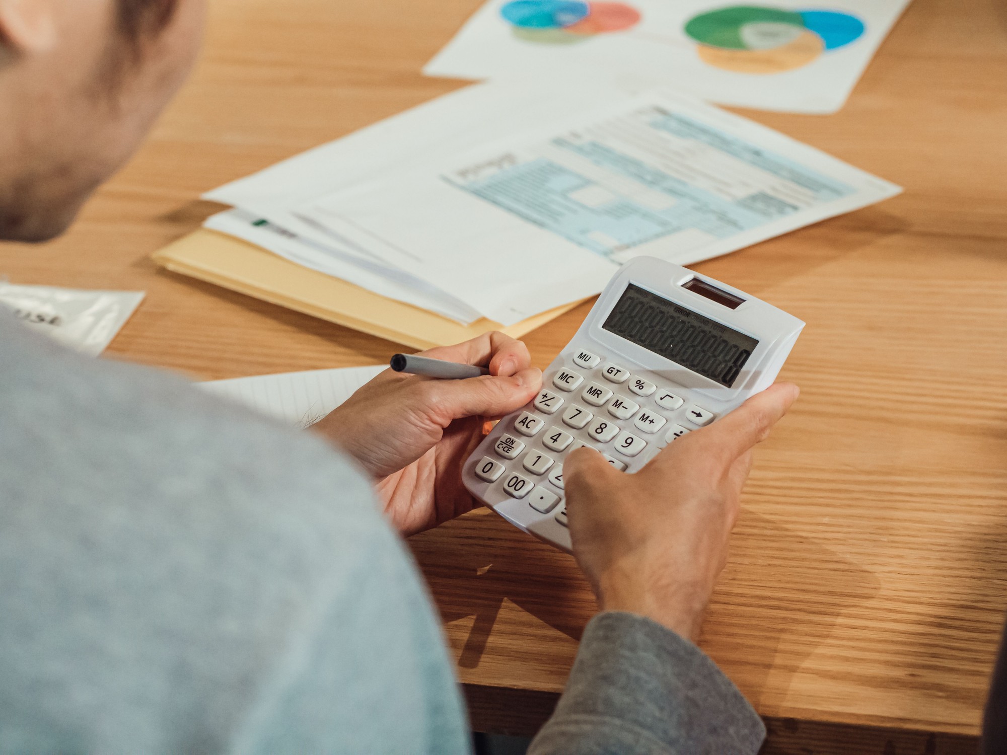 Kalkulačka nepustí. Aj keď máte nasporených 10 percent, banka vašu schopnosť splácať prísne otestuje s fiktívnym úrokom, ktorý je o dve percentá vyšší než ten na zmluve.
