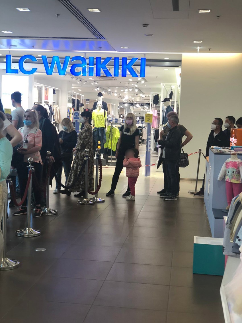 Dete ostavljeno samo u redu, čuvaju ga nepoznati ljudi 