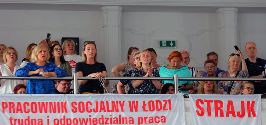Strajk w MOPS i protest mieszkańców Łodzi na sesji rady miejskiej: - Radni nie chcą nas słuchać, ale my nie odpuścimy.