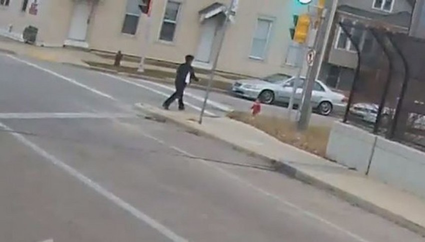 Vozila je autobus na redovnoj liniji kada je spazila oskudno obučeno dete kako se šeta samo na ulici. Zaustavila je autobus, istrčala po mališana i spasla ga smrzavanja.