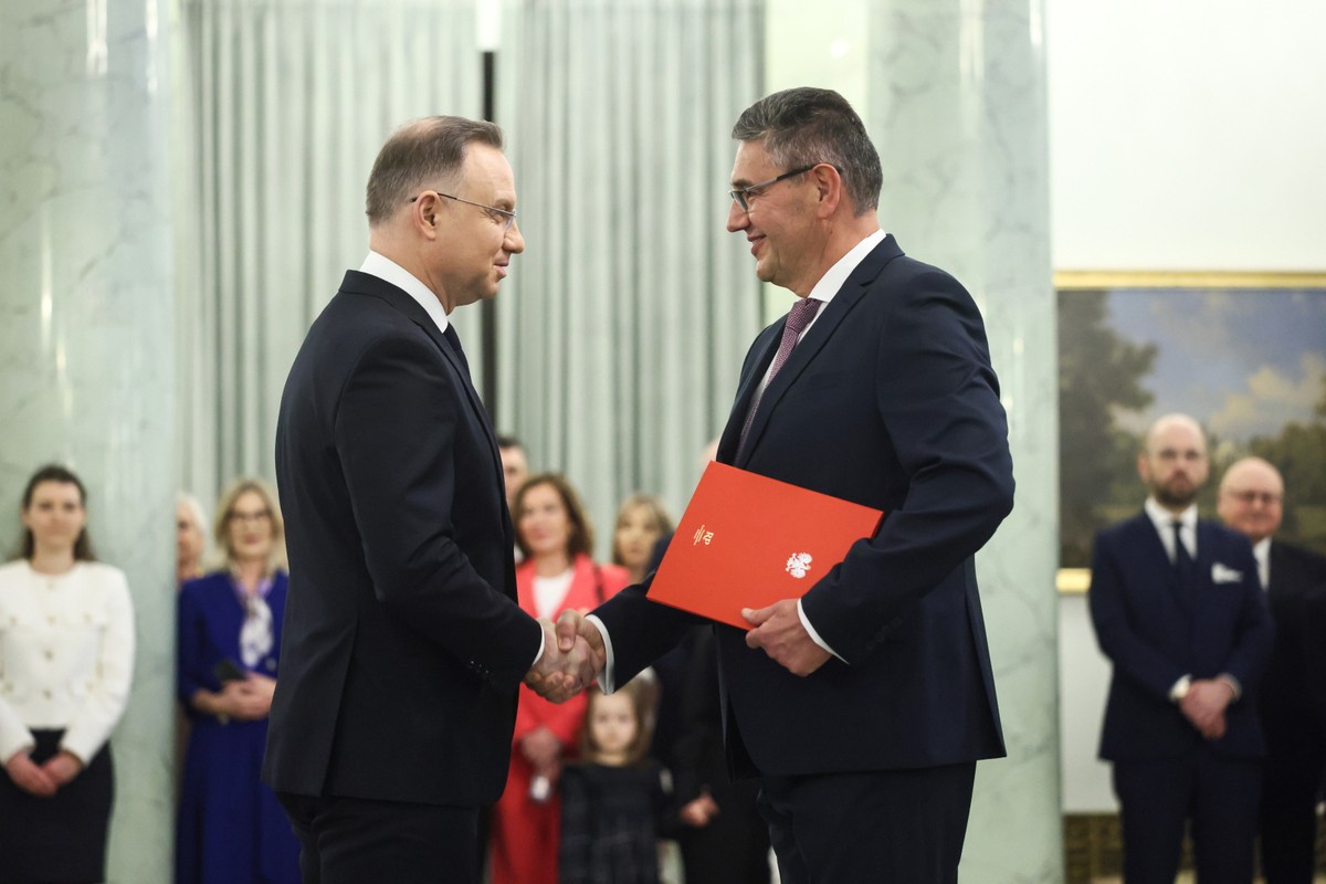 Prezydent RP Andrzej Duda (L) oraz nowo powołany sekretarz stanu w Biurze Bezpieczeństwa Narodowego - szef BBN gen. broni Dariusz Łukowski podczas Uroczystości dokonania zmian w kierownictwie Kancelarii Prezydenta RP oraz kierownictwie Biura Bezpieczeństwa Narodowego, 3 bm. w Pałacu Prezydenckim w Warszawie.
