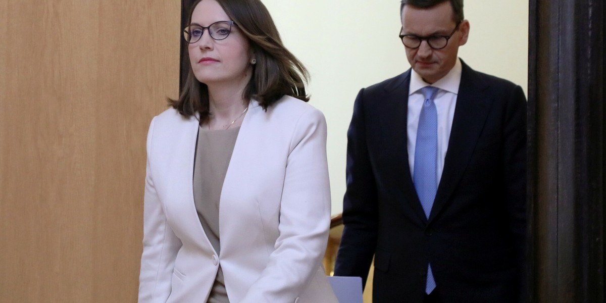 Minister finansów Magdalena Rzeczkowska i premier Mateusz Morawiecki