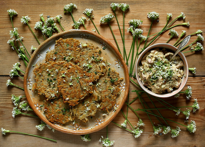 Aromatyczne placki ziemniaczane z sosem kurkowym