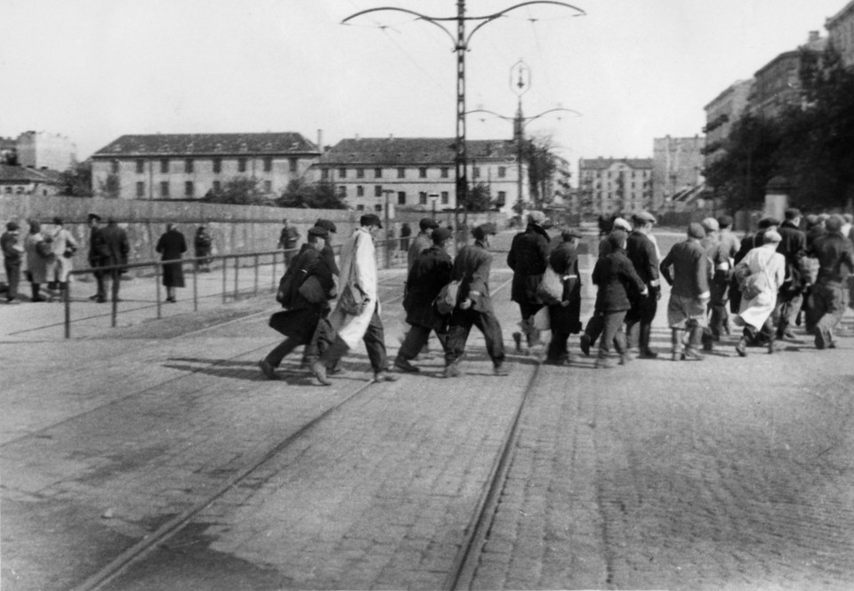 Zdjęcia z albumu "W obliczu Zagłady. Żydzi Warszawy 1939-1943"