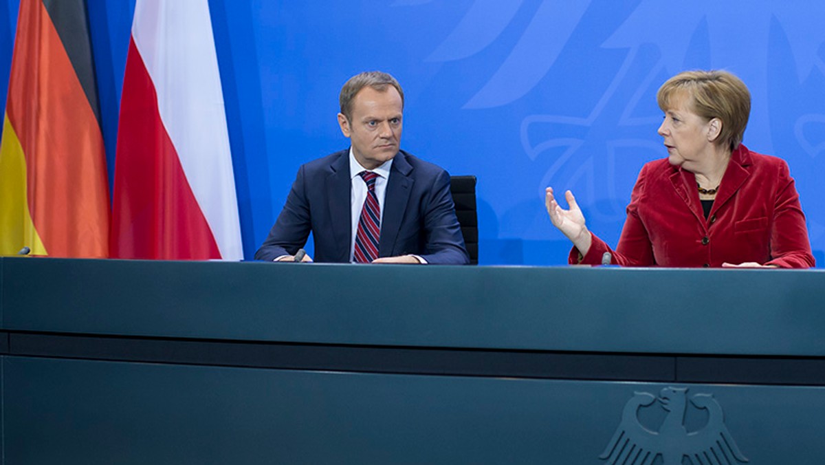 Donald Tusk ostro skrytykował politykę migracyjną kanclerz Angeli Merkel. A to znaczy, że liczy się z powrotem do kraju i walką z Jarosławem Kaczyńskim o władzę w Polsce.