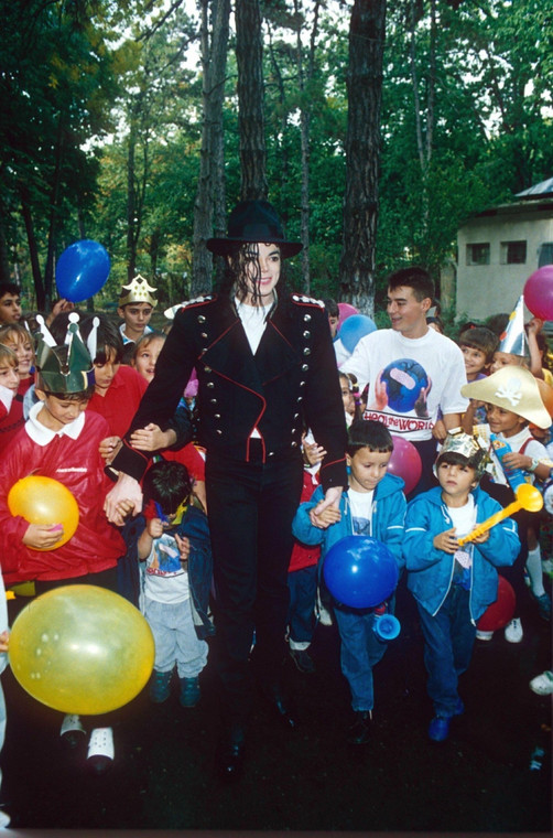 Michael Jackson z dziećmi zaproszonymi do Neverland