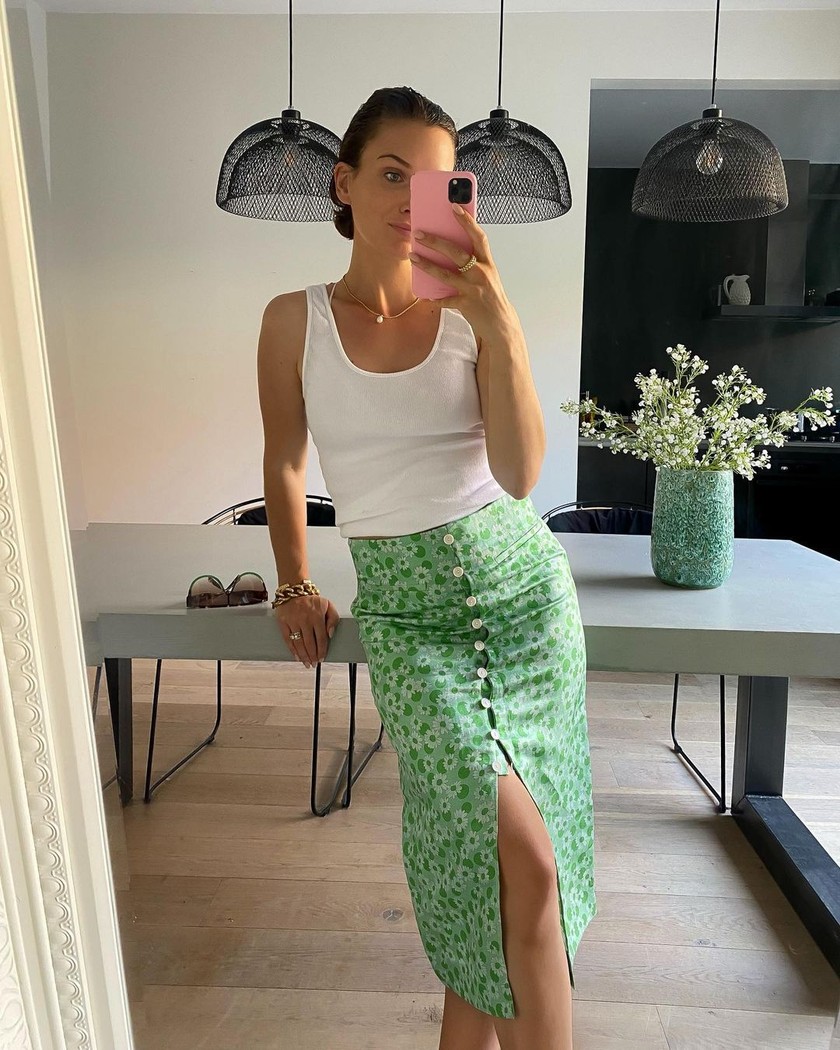 Naomi Ross sait ce qui est branché: l’influenceuse mode porte une jupe fendue.