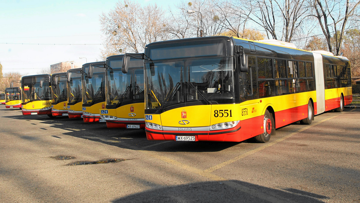 Ponad 80 nowych autobusów ma się wkrótce pojawić na ulicach Warszawy. Część z nich to pierwsze w historii stolicy pojazdy napędzane gazem. Miejskie Zakłady Autobusowe ogłosiły właśnie przetargi na ich dostawę.