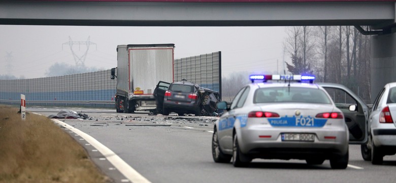 Ciężarówka zderzyła się z samochodem osobowym. Są zabici i ranni. Utrudnienia na A2