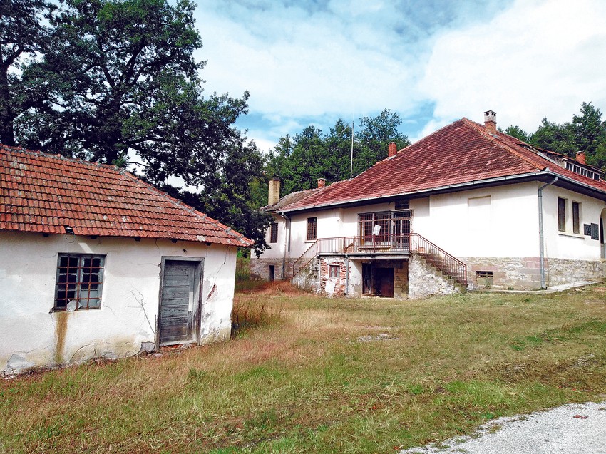 Uz centar sela na prodaju su i četiri hektara obradive zemlje