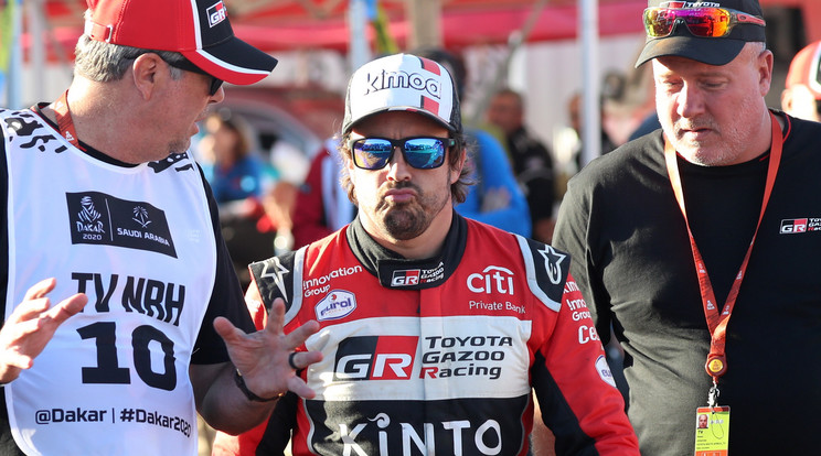 Fernando Alonso, a Toyota Gazoo Racing spanyol versenyzője (k) a Dakar-rali második, a szaúd-arábiai Al-Vadzs és Neom között zajló 367 kilométeres szakasza után 2020. január 6-án. Fotó:  MTI/EPA